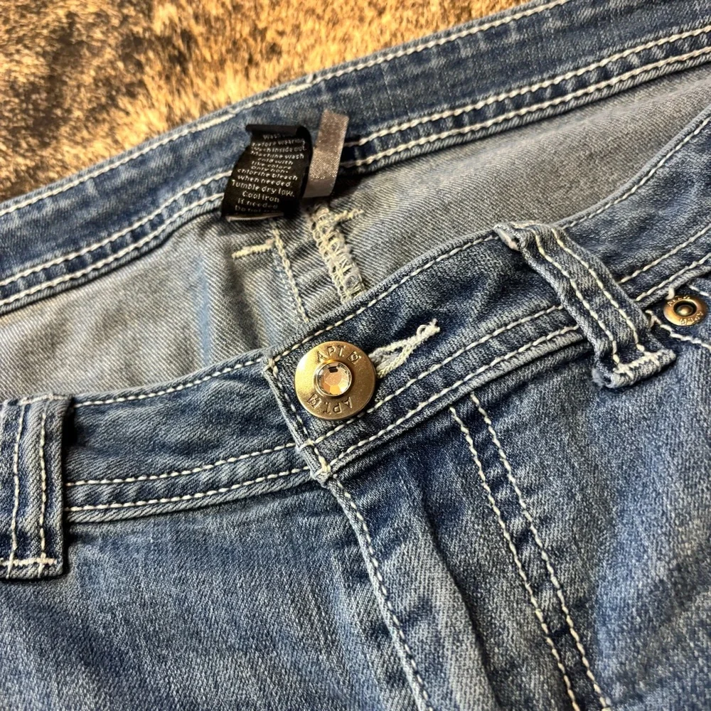 Apt 9 Women’s Denim Capris, Size 12, Embroidered back pockets, Y2K, Jeans - Picture 4 of 7